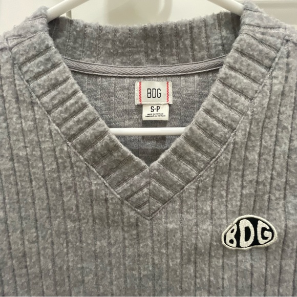 BDG Small Crop Sweater Top Short Sleeve Grey Urban Outfitters V neck - Picture 2 of 14